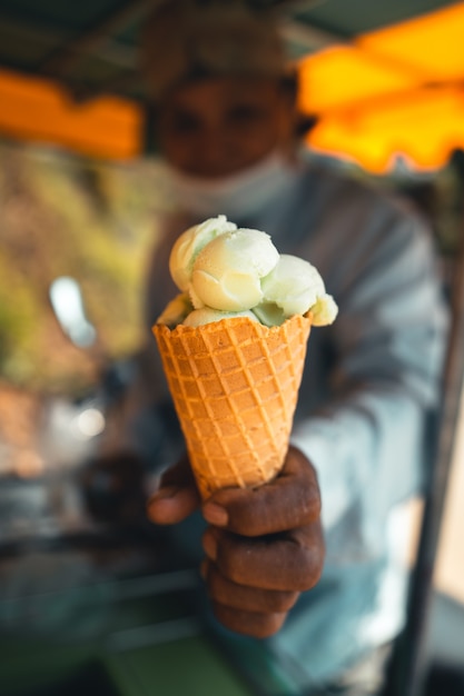 Gelato in mano durante la giornata calda