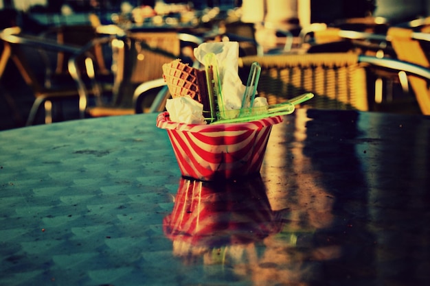 Photo ice cream leftovers with spoons in bowl on table at restaurant