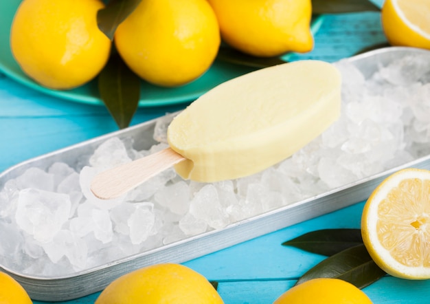 Foto gelato a base di sorbetto al succo di limone congelato