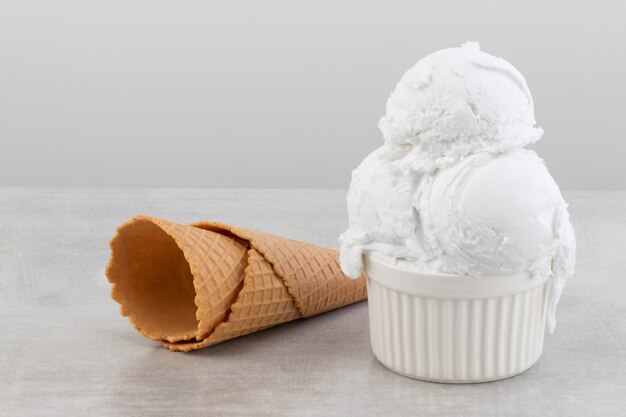 写真 灰色の背景上のアイスクリーム