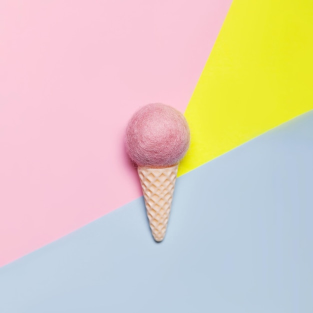 Мороженое на пастельном красочном фоне. Минимальная летняя концепция. Плоская укладка.