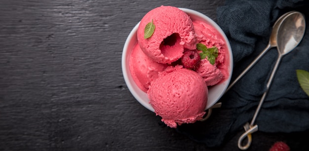 Ice cream Raspberry. Zomerzoet dessert.