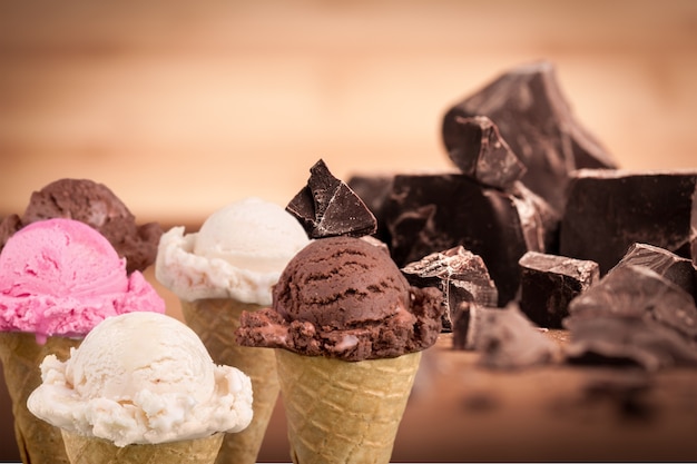 Шарики для мороженого с ванилью, шоколада, ягод и топпинга