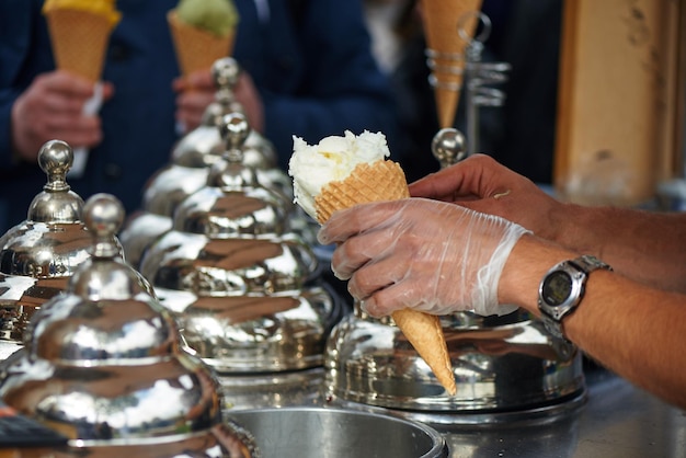 Gelateria in italiacappucci d'oro commercio ambulante il gelatiere mette le palline in una tazza di cialda