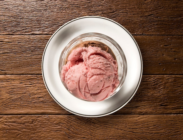 Foto gelato alla fragola e cioccolato