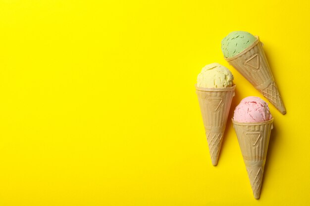 黄色の表面にワッフルのアイスクリーム
