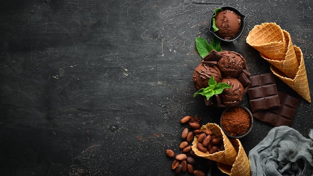 나무 배경에 초콜릿 만들기 아이스크림이 있는 아이스크림 상위 뷰 텍스트를 위한 여유 공간