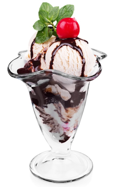 Мороженое с шоколадным соусом на белом фоне