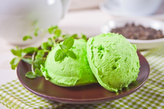 Gelato con foglie di menta su un piatto