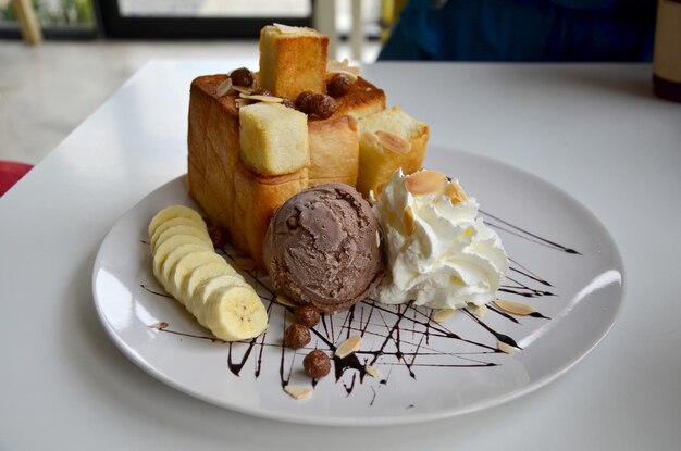 Foto gelato con topping tostato e ricetta al cioccolato in caffetteria