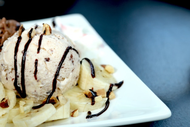 Photo ice cream with topping.