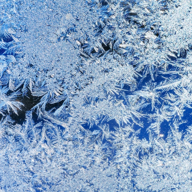 Foto cristalli di ghiaccio su una finestra