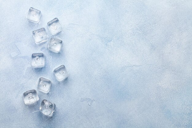 写真 アイスキューブと水滴