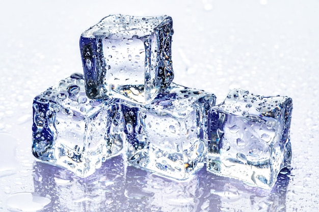 Кубики льда на синем фоне