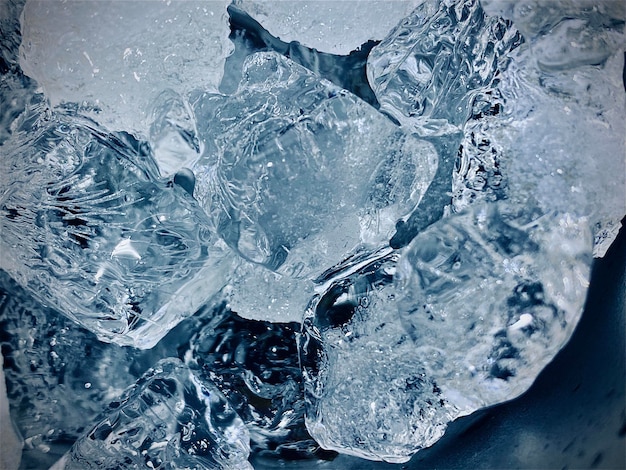 Foto cubetti di ghiaccio in acqua limpida