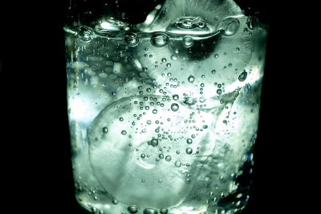 Photo ice cubes in crystal glass soda water elegant