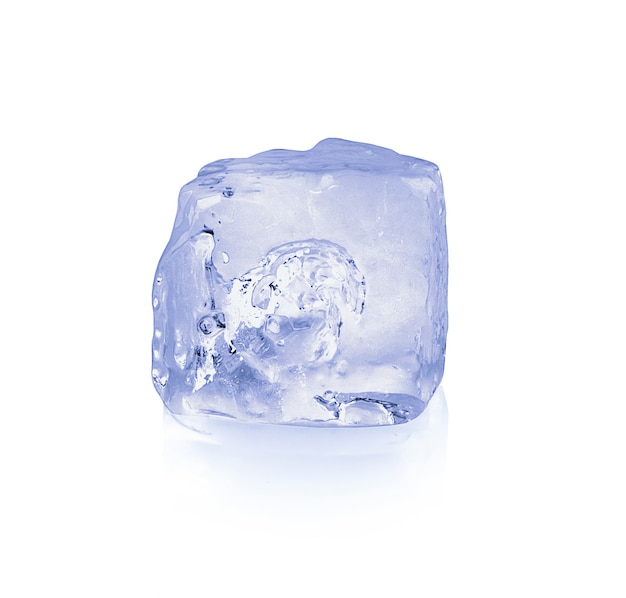 Кубики льда, изолированные на белой поверхности