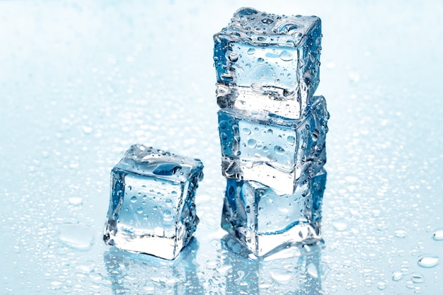Фото Кубики льда на синем