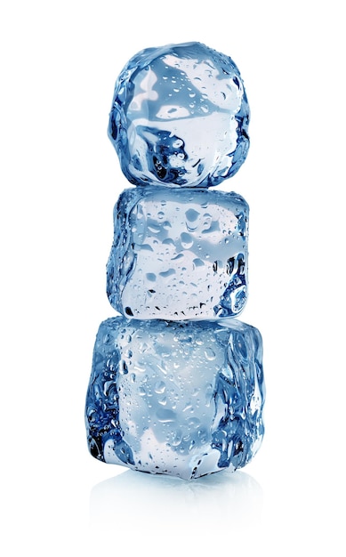 Кубики льда с каплями, изолированные на белом фоне