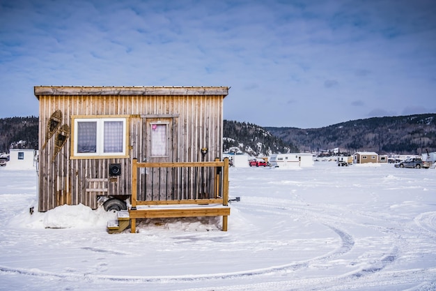 겨울날 퀘벡(캐나다) 라 바이의 얼어붙은 사게네 피요르드(Saguenay Fjord)에 있는 얼음 낚시 오두막