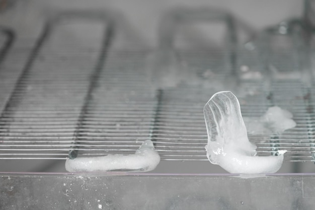 冷蔵庫の空の冷凍庫に氷がいっぱいになると、冷蔵庫の作業が難しくなり、壊れる 壊れた冷蔵庫 冷蔵庫の問題