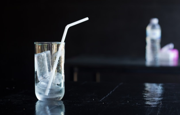 ドリンク水の氷の中で氷。