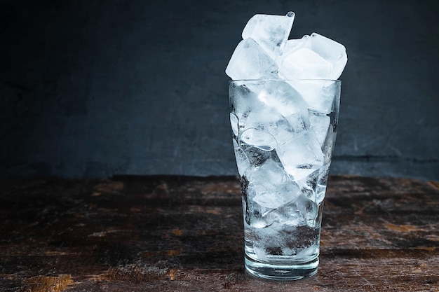 Foto ghiaccio in un bicchiere sul tavolo