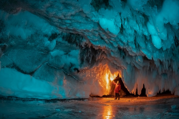 Grotta di ghiaccio fatta di ghiaccio blu. lago baikal, russia