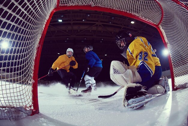 Photo ice hockey goalkeeper  player on goal in action