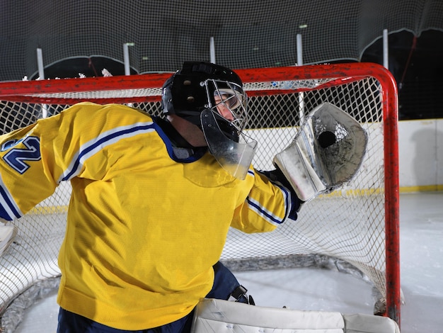 Photo ice hockey goalkeeper  player on goal in action