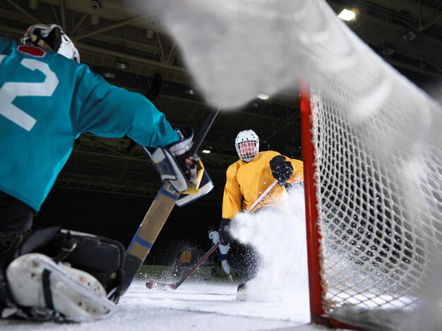 Photo ice hockey goalkeeper  player on goal in action