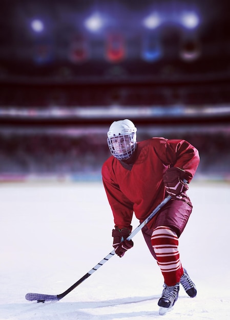 Foto giocatore di hockey su ghiaccio in azione che dà dei calci al bastone