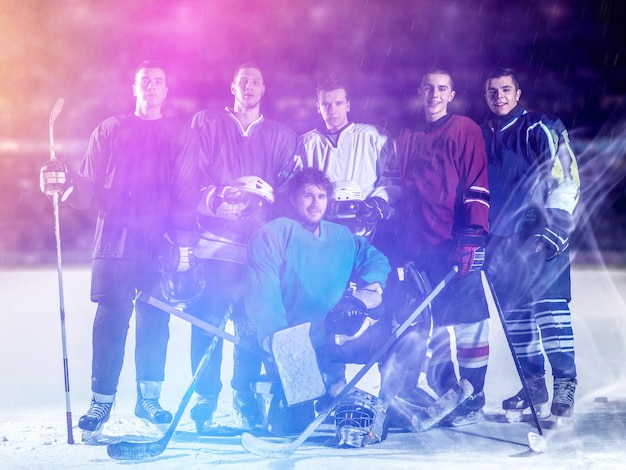 Foto ritratto del gruppo della squadra dei giocatori di hockey su ghiaccio nell'arena sportiva al chiuso