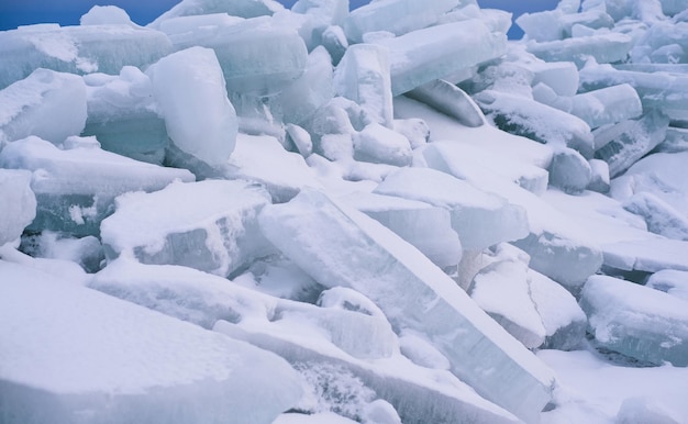 氷は、氷の覆いのバルト海の圧縮で氷の破片の山をハンモックします