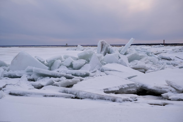 氷は、氷の覆いのバルト海の圧縮で氷の破片の山をハンモックします