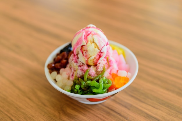 Ice kacang, малайзийское мороженое, увенчанное семенами базилика, арахисами, кукурузой.