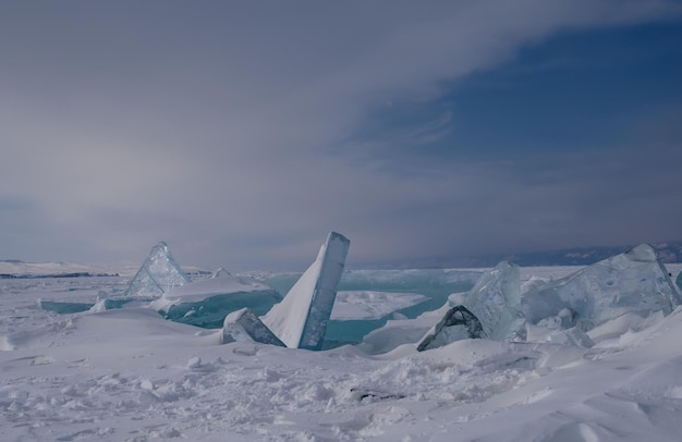 Foto sul ghiaccio del lago baikal bellissimi pezzi di ghiaccio ghiaccio hummock sul ghiaccio di lago baikal