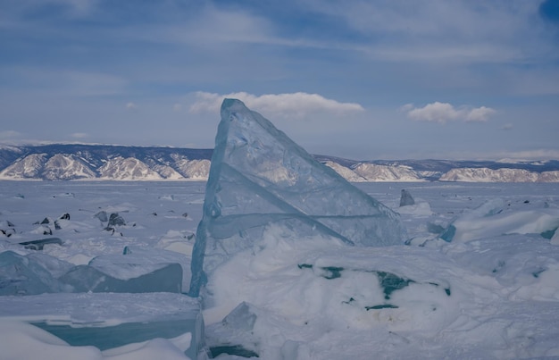 バイカール湖の氷の上に美しい氷の塊バイカールの氷の上に氷のハムモック