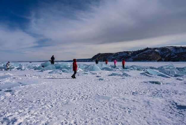 バイカール湖の氷の上に美しい氷の塊バイカールの氷の上に氷のハムモック