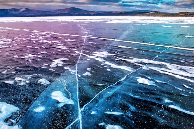 冬の夜の湖の氷