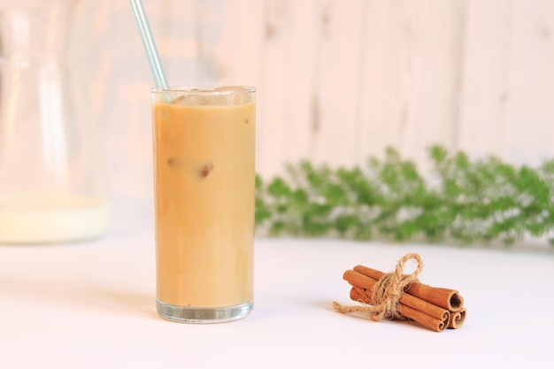 Ice latte Koffie met ijs en melk tegen de achtergrond van een lichte keuken