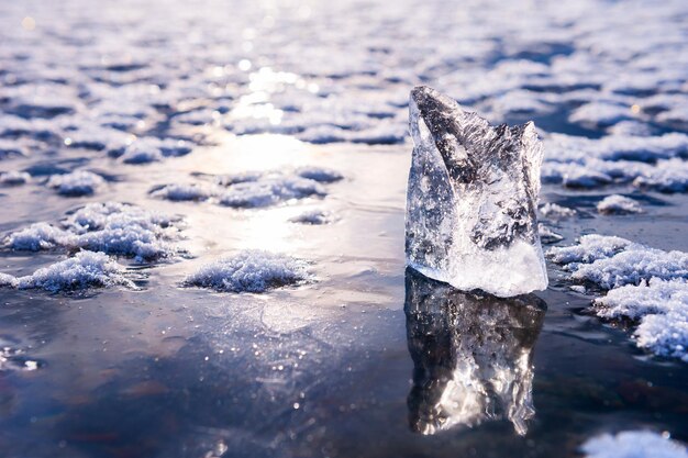 写真 日没時に凍った湖の氷。マクロ画像、被写界深度が浅い。冬の自然の背景