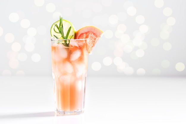 Ice paloma cocktail di tequila lime succo di pompelmo decorato con rosmarino si trova in un bicchiere