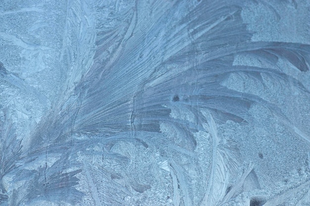 ガラス上の氷のパターンガラス上の美しい冬のパターン