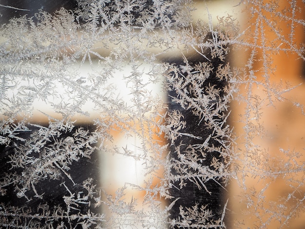 Ледяной узор на окне. Зимний сезон.