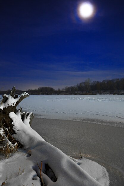 月明かりに照らされた川の氷。