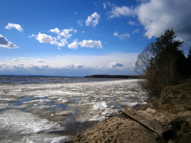 Foto il ghiaccio sul fiume si scioglie in primavera