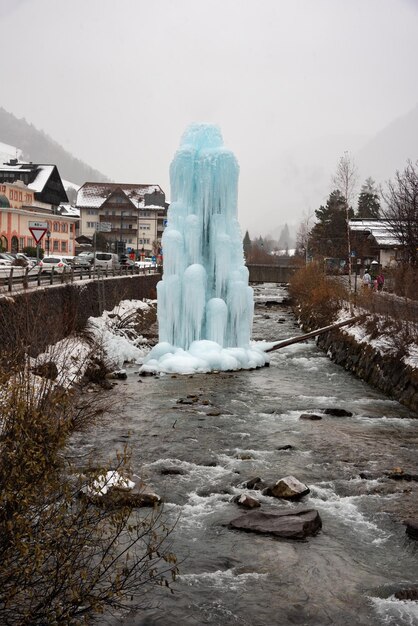 写真 冬の凍った噴水の氷の刻