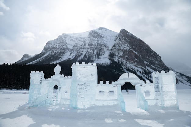 Foto sculture di ghiaccio al lago louise, il parco nazionale di banff in inverno, alberta canada