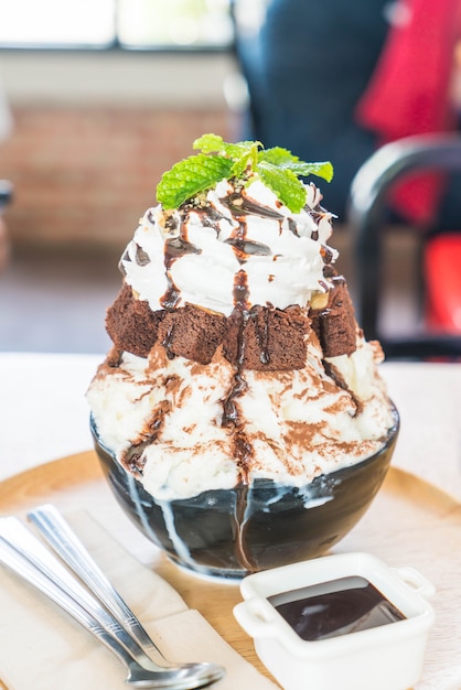 ice shave with chocolate brownies 